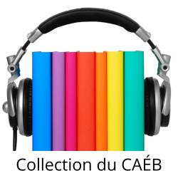Des écouteurs sont placés autour d’une pile de livres aux couleurs de l’arc-en-ciel. Ci-dessous se trouvent les mots Collection du CAÉB.