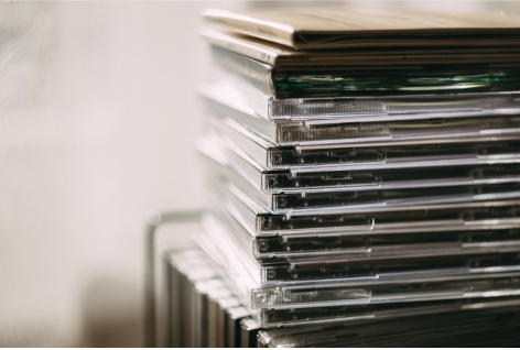 Une pile de boîtiers de CD.