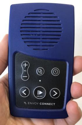Lecteur Envoy Connect tenu dans une main